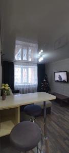 Habitación con mesa, silla y ventana en 5 мин международный аэропорт en Prigorodnyy