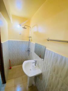 Kylpyhuone majoituspaikassa Qarib Rock City