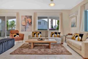 Posezení v ubytování Phaedrus Living: Coral Bay Luxury Villa