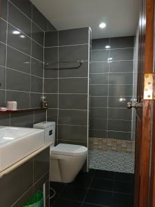 La salle de bains est pourvue de toilettes et d'un lavabo. dans l'établissement พลอยไพลินPLOYPAILIN, à Pai