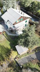 an overhead view of a house with a roof at Chalet Barcelonnette - location saisonnière in Barcelonnette