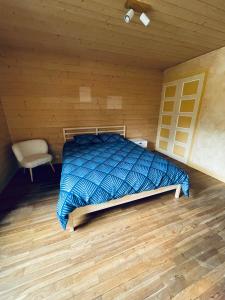 1 dormitorio con 1 cama en una habitación de madera en Chalet Barcelonnette - location saisonnière, en Barcelonnette