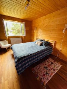 1 dormitorio con 1 cama en una habitación de madera en Chalet Barcelonnette - location saisonnière, en Barcelonnette