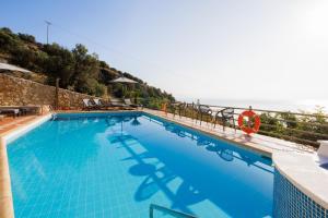 Bazén v ubytování Blue Horizon Suites nebo v jeho okolí