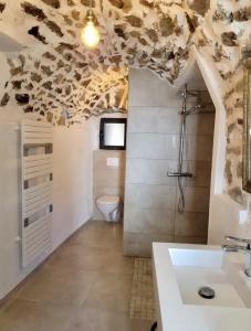 La salle de bains est pourvue d'un lavabo et de toilettes. dans l'établissement Belle maison de village rénovée à Cateri, à Cateri