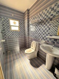 La salle de bains est pourvue de toilettes et d'un lavabo. dans l'établissement Remal Ibri hotel, à Ibri