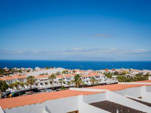 una vista del océano desde el techo de un edificio en 1 Island Village with Wi fi and Pool, en Adeje