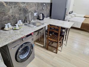 Kuchyň nebo kuchyňský kout v ubytování GUEST HAUSE & HOSTEL 15a