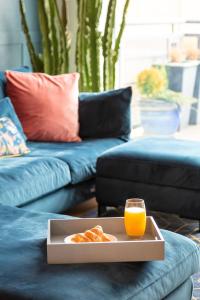 una mesa con un plato de comida y un vaso de zumo de naranja en ExCel, O2, Canary Wharf, London City Airport - Free Parking, en Londres