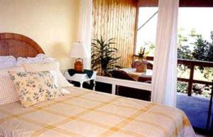 1 dormitorio con cama, escritorio y ventana en Hale-Hoola B & B, en Captain Cook