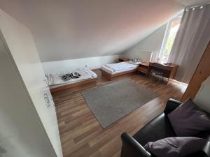 einen Blick über ein Wohnzimmer mit Sofa in der Unterkunft Május 1 Vendégház- Sé in Sé