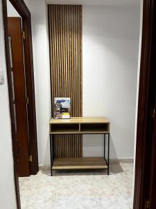 een bureau in een kamer met een muur en een deur bij Precioso piso totalmente reformado. in Gijón