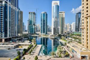 uma vista para uma cidade com edifícios altos em LUXFolio Retreats Beautiful JLT 1BR Apartment em Dubai