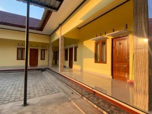 une pièce vide dans une maison dans l'établissement OYO Life 93255 Kosan Teratai Jaya, à Tanjung