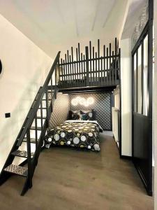 - une chambre avec un lit sous un escalier dans l'établissement Le Gonnet -Baroque et centre ville-, à Saint-Étienne