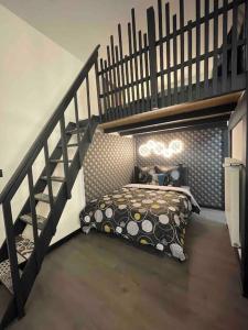 - une chambre avec un lit sous un escalier dans l'établissement Le Gonnet -Baroque et centre ville-, à Saint-Étienne