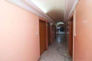 einem Korridor eines leeren Raumes mit einem Korridor von in der Unterkunft Flagship Hotel Capital in Raipur