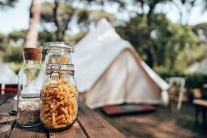 Jídlo v luxury tent nebo okolí