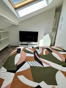 um quarto com uma cama grande e uma televisão em La Barbotine - Cosy - Centre ville em Bourg-en-Bresse