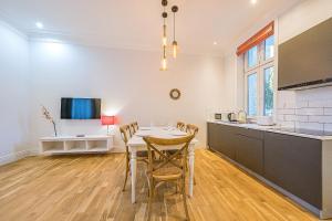 cocina y comedor con mesa y sillas en Apartamenty House Managers - Bursztynowa Zatoka en Sopot