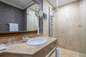 een badkamer met een wastafel en een douche bij Centum Convention Hotel In Centum in Busan