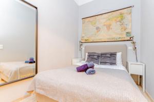 Ένα ή περισσότερα κρεβάτια σε δωμάτιο στο Central Cityscape Retreat by NW