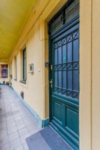 Η πρόσοψη ή η είσοδος του Central Cityscape Retreat by NW