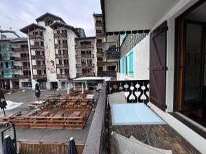 Un balcón con mesas y sillas en un edificio en Le Bellavista- Centre - Proche Aiguille du Midi, en Chamonix-Mont-Blanc