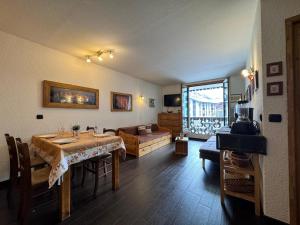 sala de estar con mesa y sofá en Le Bellavista- Centre - Proche Aiguille du Midi, en Chamonix-Mont-Blanc