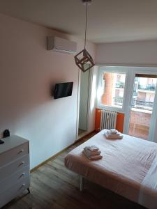 um quarto com uma cama e uma televisão na parede em Il Coriandolo 2 em Roma