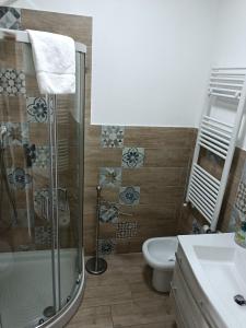 uma casa de banho com um chuveiro, um WC e um lavatório. em Il Coriandolo 2 em Roma