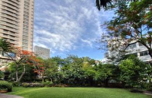 un parque en medio de una ciudad con edificios altos en Somerset Park Suanplu, en Bangkok