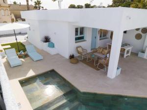 an aerial view of a house with a swimming pool at Casa Islandia en Riumar ( a 100m de la playa ) in Riumar