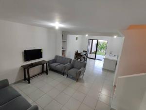 a living room with a couch and a tv at Cómoda casa en Residencial San Andrés in San Miguel