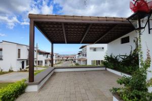 une terrasse avec pergola dans une villa dans l'établissement Cómoda casa en Residencial San Andrés, à San Miguel