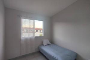 een witte kamer met een bed en een raam bij Cómoda casa en Residencial San Andrés in San Miguel