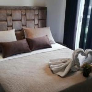 丹吉爾的住宿－Appart Hôtel Tanger Paname，一张带毯子和天鹅的床