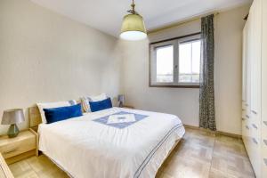 um quarto com uma cama grande e uma janela em Matia Agadir - Roof-Top - 4 Px em Agadir