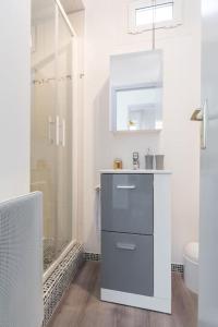 a white bathroom with a sink and a shower at MY CASA - ETATS_UNIS 893 - SEAGULL - Studio on Seafront in Old Town in Nice