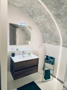 W łazience znajduje się umywalka i lustro. w obiekcie Appartamento Ca' Sistina Green a Morcote w mieście Morcote