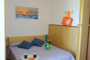 una camera da letto con un letto con due tazze sul tavolo di Residence Valbella Beach a Bibione
