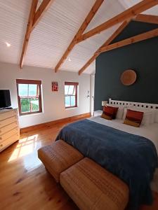 - une chambre avec un grand lit et un canapé dans l'établissement d'Vine Maison, à Franschhoek