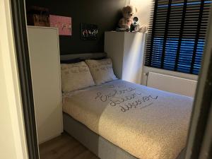 Postel nebo postele na pokoji v ubytování Luxueus nieuw zonnig hoekappartement SEAVIEW Heldenplein - ruime garagebox - 2 fietsen