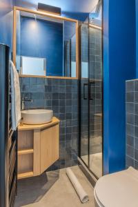 y baño con aseo, lavabo y ducha. en Architect Loft - 15 min from city center - 8 guest, en Gentilly