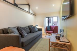 sala de estar con sofá y mesa en Architect Loft - 15 min from city center - 8 guest, en Gentilly