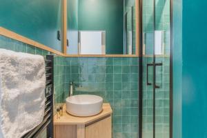 y baño con lavabo y espejo. en Architect Loft - 15 min from city center - 8 guest, en Gentilly