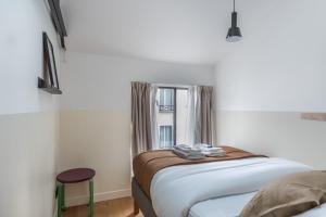 ジャンティイにあるArchitect Loft - 15 min from city center - 8 guestのベッドと窓のある寝室
