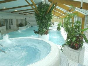 Bazén v ubytování Skipension nebo v jeho okolí