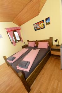 Een bed of bedden in een kamer bij Podveský mlýn