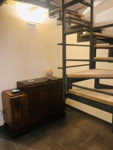 Habitación con literas y escritorio con lámpara. en Fortino Catania Center Apartment, en Catania